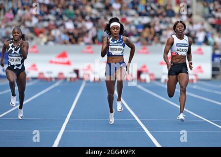 Elaine Thompson-Herah (JAM), centro, sconfigge Shericka Jackson (JAM), a destra, e Dina Asher-Smith (GBR) per vincere i 100 m delle donne nel 10.72 durante la Mee Foto Stock