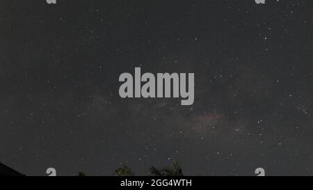 Un'immagine di un cielo notturno nel polo sud con la meravigliosa via del latte apparve nel cielo con uno sfondo celeste Foto Stock