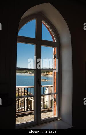 Vista sul mare attraverso la finestra ad arco del faro sull'isola di Vancouver, British Columbia. Foto di viaggio, messa a fuoco selettiva. Foto Stock