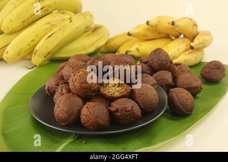 Frittelle di riso fatte con una pastella di farina di riso, banana, gelso e pezzi di cocco tostati. Spuntino tradizionale dal Kerala conosciuto come Unni appam. Scattata Foto Stock