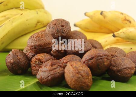 Frittelle di riso fatte con una pastella di farina di riso, banana, gelso e pezzi di cocco tostati. Spuntino tradizionale dal Kerala conosciuto come Unni appam. Scattata Foto Stock