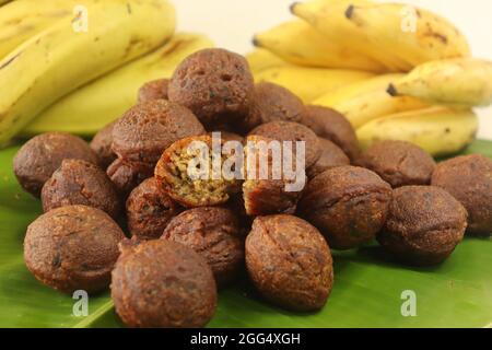 Frittelle di riso fatte con una pastella di farina di riso, banana, gelso e pezzi di cocco tostati. Spuntino tradizionale dal Kerala conosciuto come Unni appam. Scattata Foto Stock