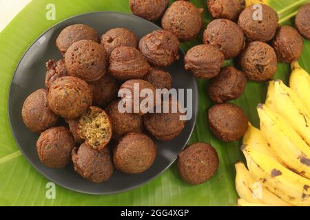 Frittelle di riso fatte con una pastella di farina di riso, banana, gelso e pezzi di cocco tostati. Spuntino tradizionale dal Kerala conosciuto come Unni appam. Scattata Foto Stock