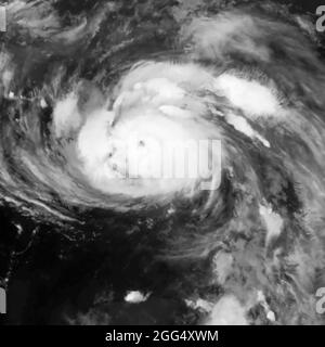 Vista satellitare dell'uragano Ida nel Golfo del Messico che si avvicina alla Louisiana sabato sera, 28 agosto 2021. (USA) Foto Stock