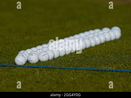 Vista generale delle palle da golf sul campo pratica al Conwy Golf Club durante la Curtis Cup 2021 Day 3 - Singles al Conwy Golf Club, Conwy, Galles ON Foto Stock