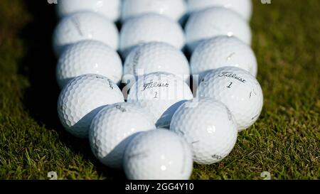 Vista generale delle palle da golf sul campo pratica al Conwy Golf Club durante la Curtis Cup 2021 Day 3 - Singles al Conwy Golf Club, Conwy, Galles ON Foto Stock