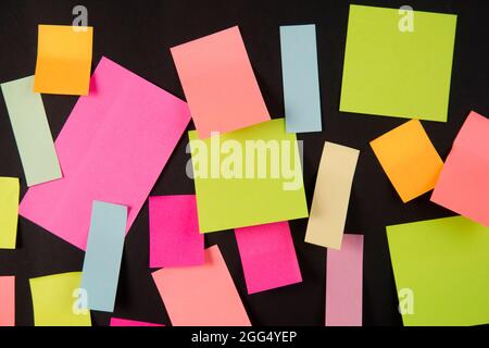 Piccoli fogli di carta colorata da scrivere sulle note Foto Stock