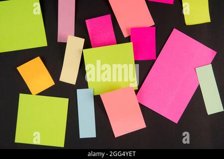 Piccoli fogli di carta colorata da scrivere sulle note Foto Stock