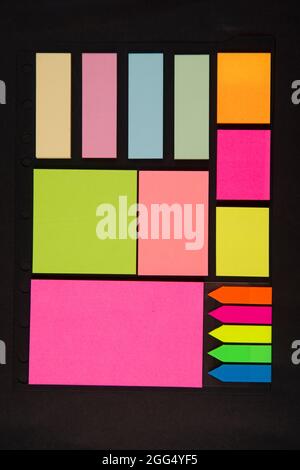 Piccoli fogli di carta colorata da scrivere sulle note Foto Stock