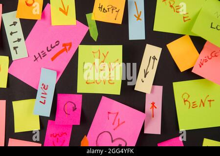 Piccoli fogli di carta colorata da scrivere sulle note Foto Stock