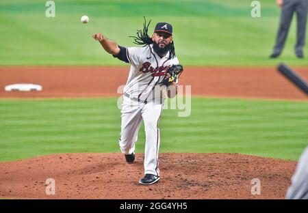Atlanta, Georgia, Stati Uniti. 28 agosto 2021. Richard Rodriguez, lanciatore di Atlanta Braves, si presenta al settimo inning di una partita MLB contro i San Francisco Giants al Truist Park di Atlanta, GA. Austin McAfee/CSM/Alamy Live News Foto Stock