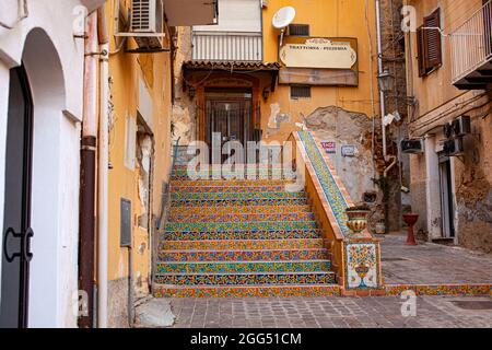 Vista su una scala decorata con piastrelle tipiche siciliane in ceramica, Porto Empedocle. Sicilia Foto Stock