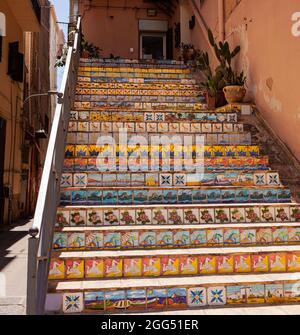Vista su una scala decorata con piastrelle tipiche siciliane in ceramica, Porto Empedocle. Sicilia Foto Stock