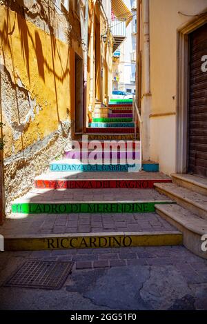 Vista della scala dedicata allo scrittore siciliano Andrea Camilleri chiamato 'A scalunata di Nenè' a Porto Empedocle Foto Stock
