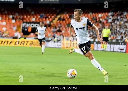 Valencia, Spagna. 27 ago 2021. Denis Cherishev di Valencia CF in azione durante la partita di calcio spagnola la Liga tra Valencia CF e Deportivo Alavés allo stadio Mestalla. Punteggio finale; Valencia CF 3:0 Deportivo Alaves. Credit: SOPA Images Limited/Alamy Live News Foto Stock