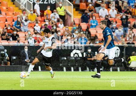 Valencia, Spagna. 27 ago 2021. Goncalo Guedes di Valencia CF in azione durante la partita di calcio spagnola la Liga tra Valencia CF e Deportivo Alavés allo stadio Mestalla. Punteggio finale; Valencia CF 3:0 Deportivo Alaves. Credit: SOPA Images Limited/Alamy Live News Foto Stock