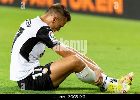 Valencia, Spagna. 27 ago 2021. Denis Cherishev di Valencia CF visto durante la partita di calcio spagnola la Liga tra Valencia CF e Deportivo Alavés allo stadio Mestalla. Punteggio finale; Valencia CF 3:0 Deportivo Alaves. Credit: SOPA Images Limited/Alamy Live News Foto Stock