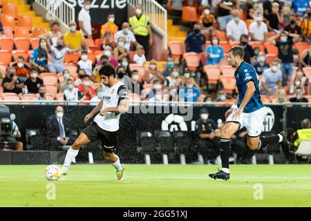 Valencia, Spagna. 27 ago 2021. Goncalo Guedes di Valencia CF in azione durante la partita di calcio spagnola la Liga tra Valencia CF e Deportivo Alavés allo stadio Mestalla. Punteggio finale; Valencia CF 3:0 Deportivo Alaves. (Foto di Xisco Navarro/SOPA Images/Sipa USA) Credit: Sipa USA/Alamy Live News Foto Stock