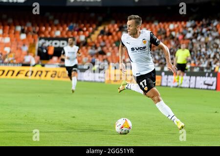 Valencia, Spagna. 27 ago 2021. Denis Cherishev di Valencia CF in azione durante la partita di calcio spagnola la Liga tra Valencia CF e Deportivo Alavés allo stadio Mestalla. Punteggio finale; Valencia CF 3:0 Deportivo Alaves. (Foto di Xisco Navarro/SOPA Images/Sipa USA) Credit: Sipa USA/Alamy Live News Foto Stock