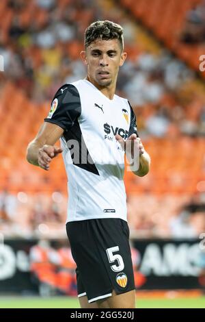 Valencia, Spagna. 27 ago 2021. Gabriel Paulista di Valencia CF visto durante la partita di calcio spagnola la Liga tra Valencia CF e Deportivo Alavés allo stadio Mestalla. Punteggio finale; Valencia CF 3:0 Deportivo Alaves. Credit: SOPA Images Limited/Alamy Live News Foto Stock