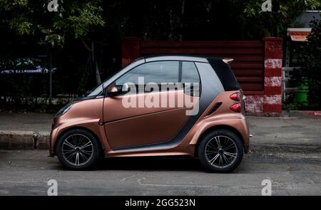 Minsk, Bielorussia Agosto 2021 - Mercedes Smart parcheggiato nella strada della città. Piccola auto europea Foto Stock