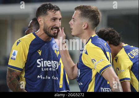 Stadio Marcantonio Bentegodi, Verona, 27 agosto 2021, Federico Ceccherini - Hellas Verona - festeggia con Ivan Ilic - Hellas Verona - dopo Foto Stock