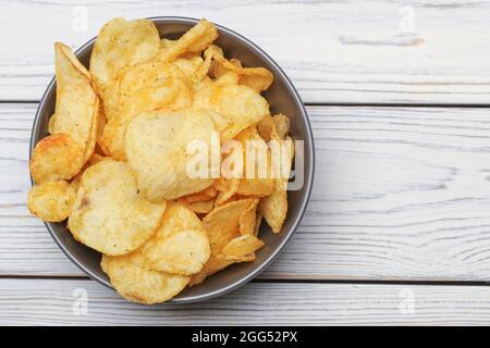 Tazza in ceramica con trucioli su un tavolo in legno. Vista dall'alto Foto Stock