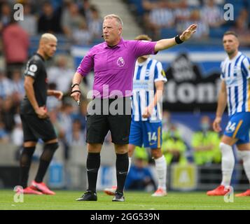 28 agosto 2021 - Brighton & Hove Albion contro Everton - Premier League Recheree Jonathan Moss durante la partita della Premier League allo stadio Amex di Brighton. Picture Credit : © Mark Pain / Alamy Live News Foto Stock