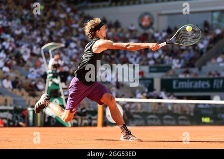 Il tennista tedesco Alexander Zverev gioca a forehand shot nel torneo di tennis del French Open 2021, Parigi, Francia Foto Stock