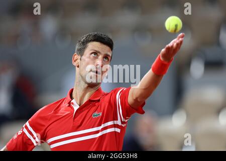 Giocatore di tennis serbo Novak Djokovic (SRB) che gioca un colpo di servizio,torneo di tennis del French Open 2021, Parigi, Francia Foto Stock