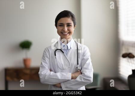 Ritratto di sorridente giovane medico indiano fiducioso. Foto Stock
