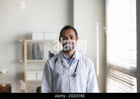 Ritratto di fiducioso sorridente giovane medico africano americano gp. Foto Stock