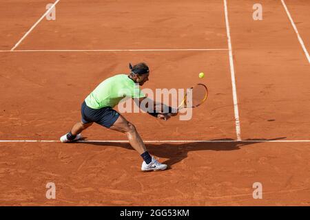 Il tennista spagnolo Rafael Nadal sta giocando un ritorno in mano sul baseline, torneo di tennis del French Open 2021, Parigi, Francia. Foto Stock