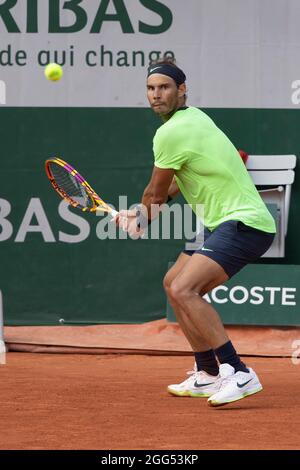Giocatore di tennis spagnolo Rafael Nadal che gioca a backhand shot, torneo di tennis del French Open 2021, Parigi, Francia. Foto Stock