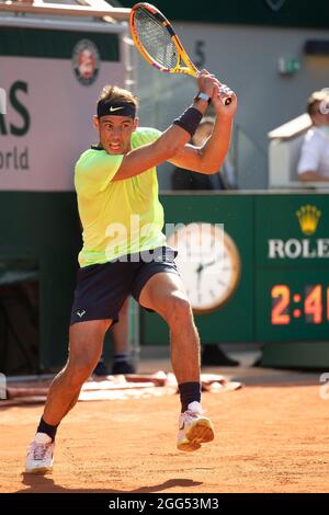 Giocatore di tennis spagnolo Rafael Nadal che gioca a backhand shot, torneo di tennis del French Open 2021, Parigi, Francia Foto Stock