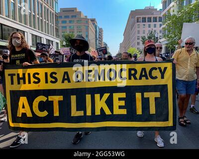 28 agosto 2021, Washington, District of Columbia, USA: Nel 58° anniversario della marcia di Washington, migliaia di persone hanno marciato per le strade di Washington, DC e le città della nazione per chiedere il passaggio di una legislazione sui diritti di voto in stallo e per ricordare ai partecipanti di votare attivamente. (Credit Image: © sue Dorfman/ZUMA Press Wire) Foto Stock