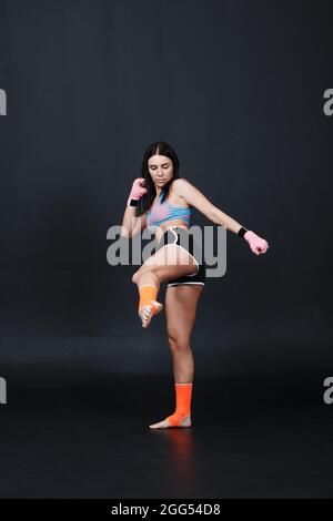 Sortista muay tailandese donna boxer in posa in studio di formazione Foto Stock