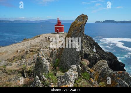 Faro e roccia sulla costa atlantica in Galizia, Spagna, provincia Pontevedra, Cangas, Cabo Home Foto Stock