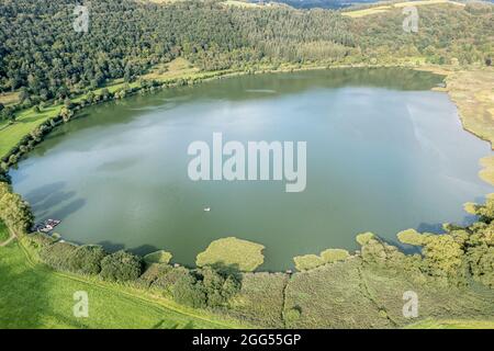 Veduta aerea del Meerfelder Maar, regione Eifel, Germania Foto Stock