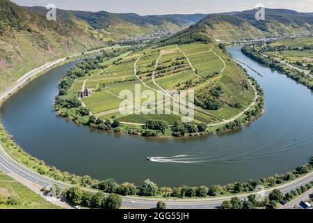 Fiume Mosella curva nella storica città di Bremm, Rheinland-Pfalz, Germania Foto Stock