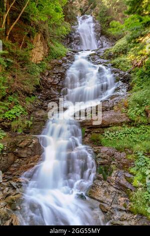 Le cascate nei pressi del borgo di Vieyes, tra Aymavilles e Cogne, Valle d'Aosta, Italia Foto Stock