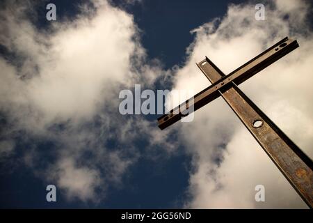 Il simbolo di ferro della religione cattolica visto nel cielo nuvoloso Foto Stock