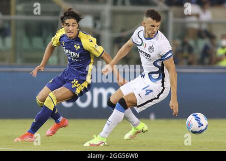 Stadio Marcantonio Bentegodi, Verona, 27 agosto 2021, Matteo Cancellieri - Hellas Verona - Ivan Peresic - Inter - durante l'Hellas Verona FC Foto Stock