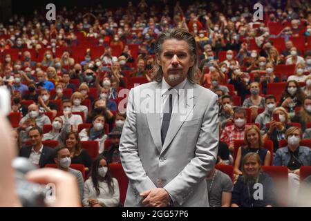 L'attore, lo scrittore e il regista degli Stati Uniti Ethan Hawke pone durante la presentazione del film disperazione e speranza al 55esimo Festival Internazionale del Film di Karlovy Vary (KVIFF), il 27 agosto 2021, a Karlovy Vary, Repubblica Ceca. (Foto CTK/Slavomir Kubes) Foto Stock