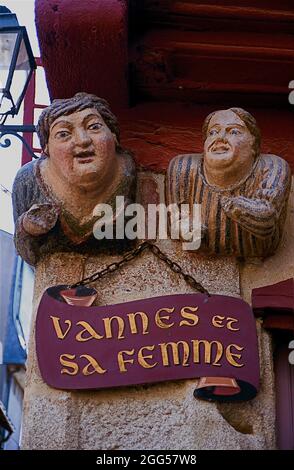 FRANCIA. REGIONE BRETAGNA. MORBIHAN (56) VANNES. LA SCULTURA IN LEGNO 'VANNES ET SA FEMME' (VANNES E SUA MOGLIE) Foto Stock