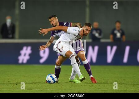 Marko Pjaca (Torino)Lorenzo Venuti (Fiorentina) durante la gara italiana 'serie A match between Fiorentina 2-1 Torino allo Stadio Artemio Franchi il 28 agosto 2021 a Firenze, Italia. Credit: Maurizio Borsari/AFLO/Alamy Live News Foto Stock