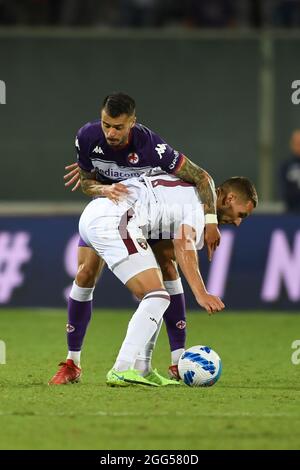 Marko Pjaca (Torino)Lorenzo Venuti (Fiorentina) durante la gara italiana 'serie A match between Fiorentina 2-1 Torino allo Stadio Artemio Franchi il 28 agosto 2021 a Firenze, Italia. Credit: Maurizio Borsari/AFLO/Alamy Live News Foto Stock