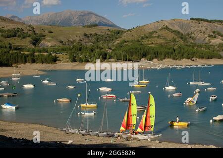 FRANCIA. REGIONE DELLA PROVENZA. HAUTES-ALPES (05) PARCO NAZIONALE LES ECRINS. IL LAGO DI SERRE-PONCON Foto Stock