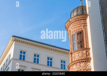 Architettura urbana classica a Lipsia, Germania. Street corner con elaborato ornamento circolare su uno degli edifici Foto Stock