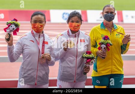 Tokyo, Giappone. 29 agosto 2021. Yao Juan (C) e Yang Yue (L) della Cina e Sarah Edmiston dell'Australia posano per le foto durante la cerimonia di medaglia del discus femminile di classe F64 gettano la finale ai Giochi Paralimpici di Tokyo 2020 a Tokyo, Giappone, 29 agosto 2021. Credit: Dutzyuyuyuyuyuyuyuyuyuyuyuyuyuyuyu Foto Stock